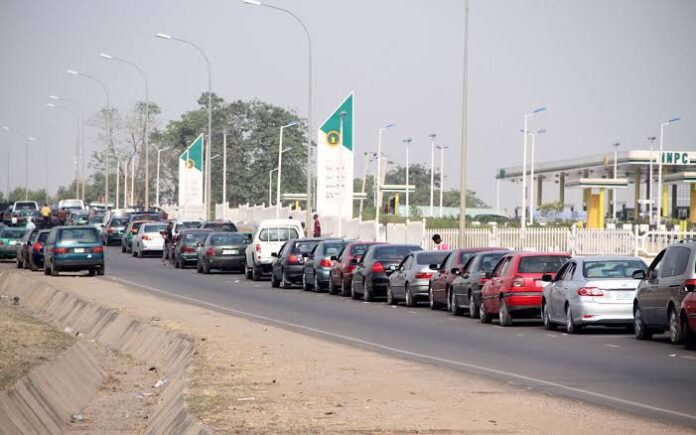 Motorists queue for petrol at NNPC retail station in Central Business District (CBD), Abuja. Sourced from Facebook.