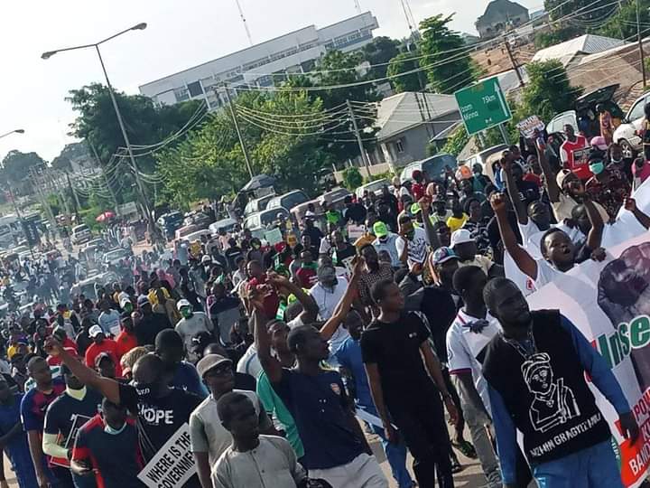 A cross section of demonstrators  against rising cost of foods stuff at the Kpakungu, Bida junction, Minna, Niger State,  Monday (Credit: X)