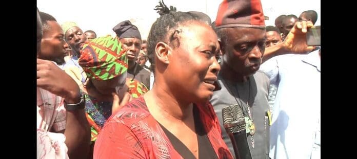 Photo of Mrs Priscilla Barry speaking at the Palace of the Chief of Gonin Gora Monday morning (Credit: TruthNigeria)