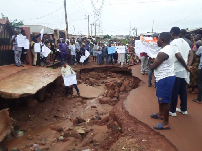 Ogun residents protesting over bad roads in the state. Photo credit: X/@Faypumping.