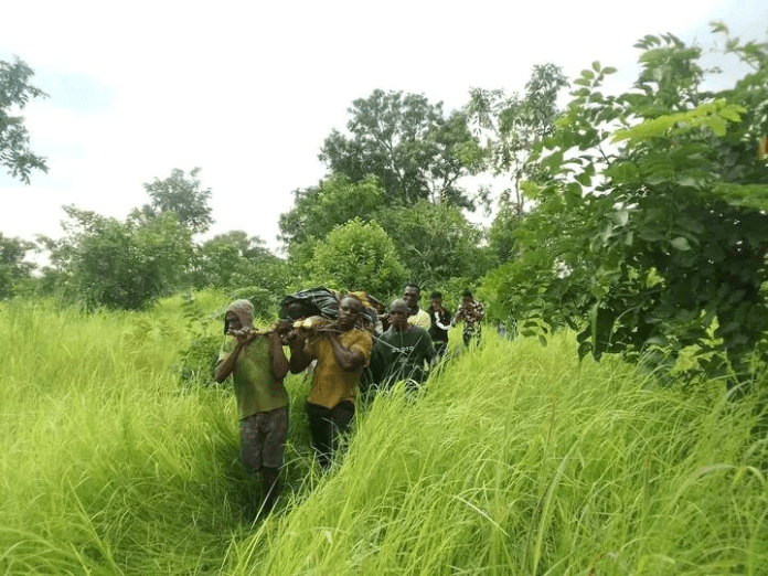 Homeward Bound: Devasted Nagi Catholics bear fellow believer, Mr. Agber Targba, back home after brutal terrorist attack Aug. 5. Credit: Ori Hope Emmanuel