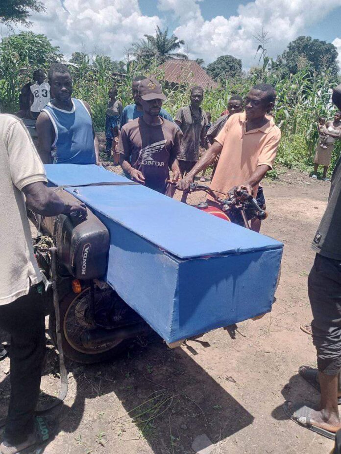 Body of Vershima Shundan Agbu being laid to rest at Angwuha precinct, in Gwer West, Benue State. Credit: Mike Odeh James.