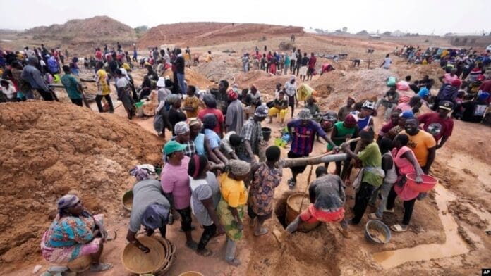 llegal miners on a tin minefield in Jos, Plateau State. Credit: Voice of America.