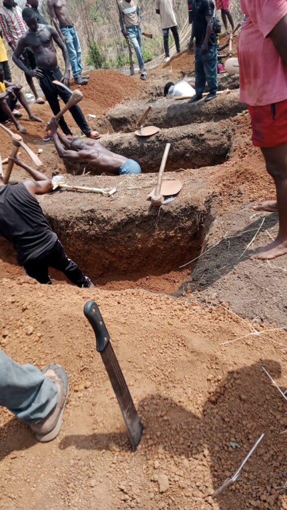 Digging graves for mass burial for victims of Idoma Youths killed Courtesy of Samson Agaba
