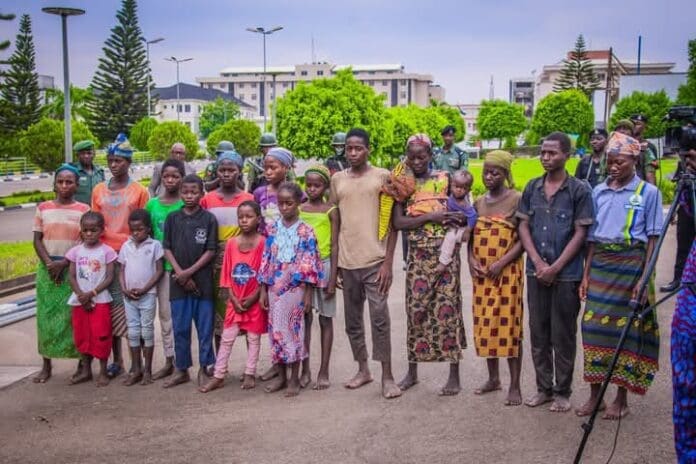 17 rescued abductees. Photo credit: Facebook/Nigeria Police Force.