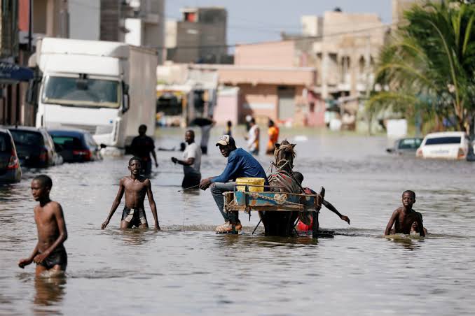 Business District of Mokwa taken over flood as youths try to salvage some goods. (Credit: Official Facebook of Niger State Government). 
