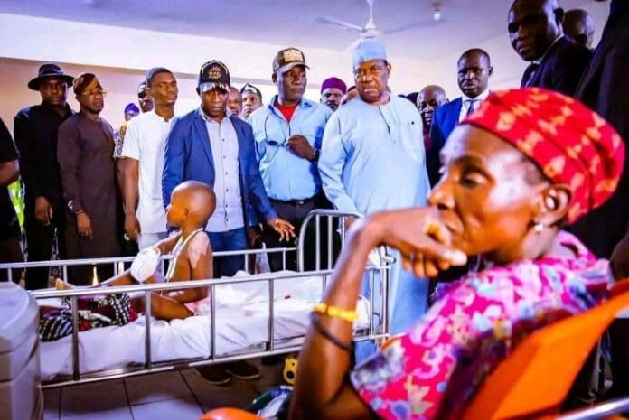 Giving the high hats the Cold Shoulder: Grieving Granny in Benue University Teaching Hospital refuses to face former Governor George Akume and federal officials touring wards filled with Yelewata victims. Photo via Morris Monye on X.