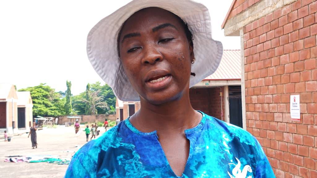 Manna Agbu Aid Worker at camp. Photo by Ekani Olikita.