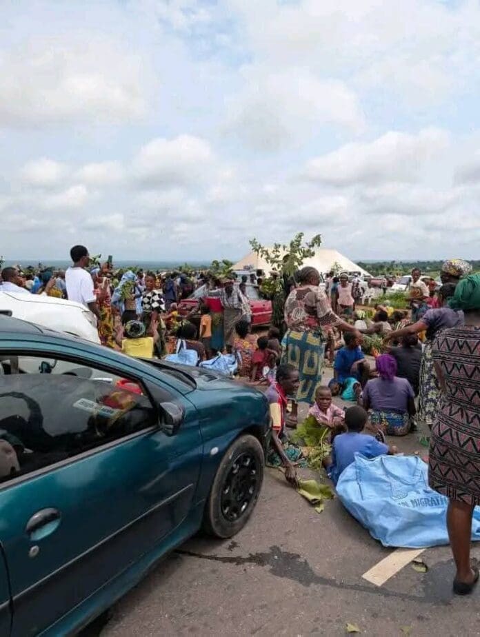Protestors block highway. Photo by Olikita Ekani.