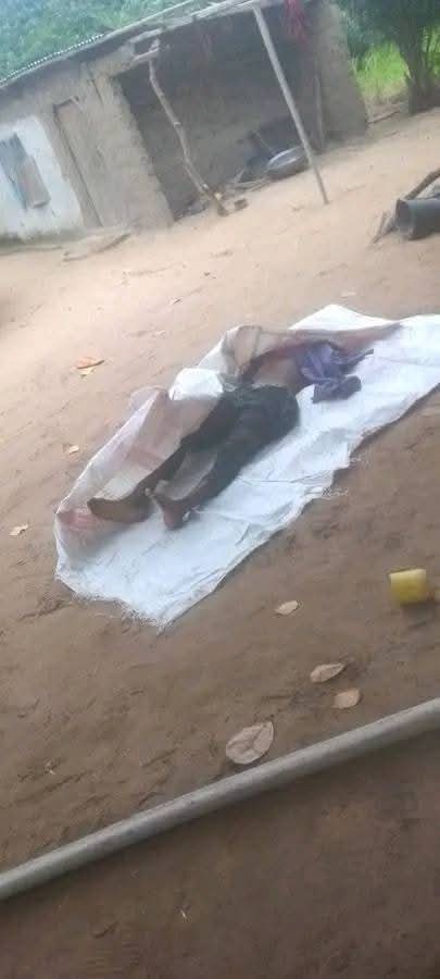 Pic 7: Body of late Gabriel Vandefan beheaded by Fulani Jihadists in his farm, one of his hands was cut off and carted away by the Jihadists 

Credit: Jimin Geoffrey 