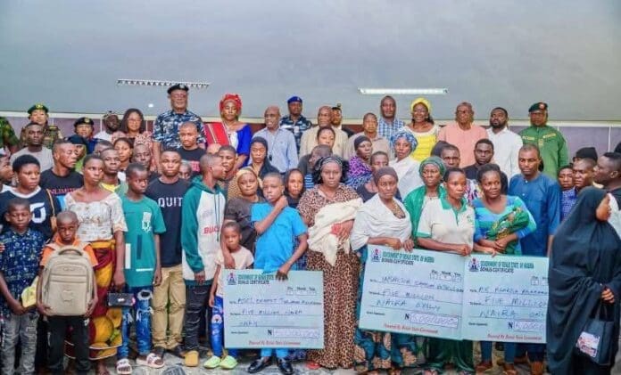 Group photo of the benefitting families. Credit: Government House Press