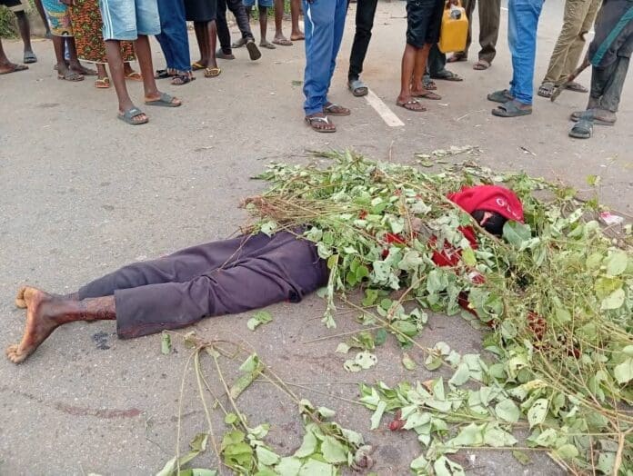Protesters barricaded the Makurdi-Lafia-Abuja Federal Highway with corpses of the 3 victims earlier killed by Fulani terrorists on Saturday Credit: Ekani Olikita