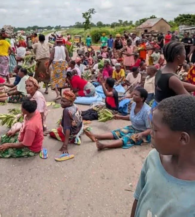 Protesters, mostly women from Internally Displaced Persons (IDPs) from Abagana IDPs Camp, blocking Makurdi-Lafia-Abuja Federal Highway on Saturday Credit: Ekani Olikita