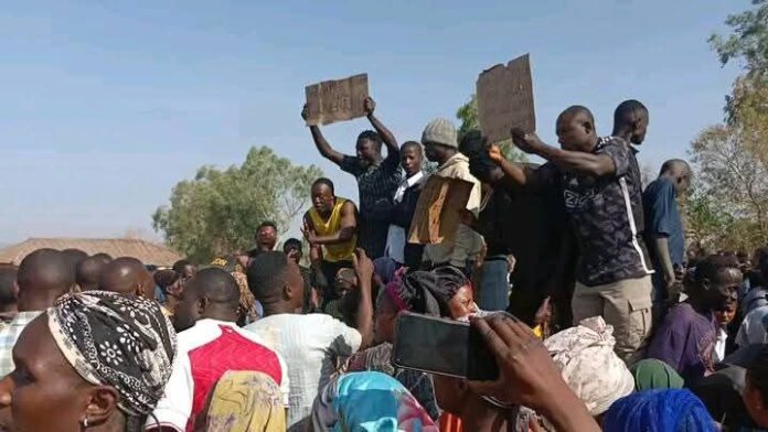 Protestors carry placards blocking the Kachia-Kaduna highway Monday, Sept. 22, 2025. They were protesting endless kidnapping for ransom. Courtesy of Samuel Akut.