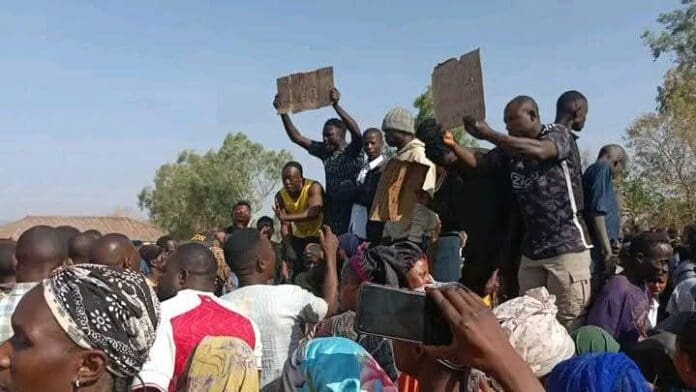 Protestors carry placards blocking the Kachia-Kaduna highway Monday, Sept. 22, 2025. They were protesting endless kidnapping for ransom. Courtesy of Samuel Akut.