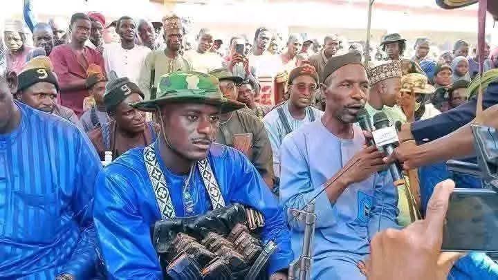 Abu Galadima, a community leaders, flanked by bandits leader, Isiya Kwashen Garwa, speaking during the peace meeting with the bandits at Hayin Gada, Faskari county, Katsina state, North West Nigeria, Monday. (Credit: Facebook)