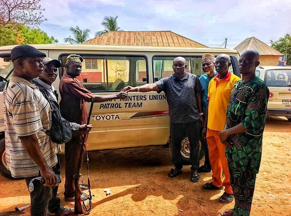 Honorable Tosin Olokun donating refurbished vehicle to Okun Hunters Union in March 2025.

Picture Courtesy: Honorable Tosin Olokun archives
