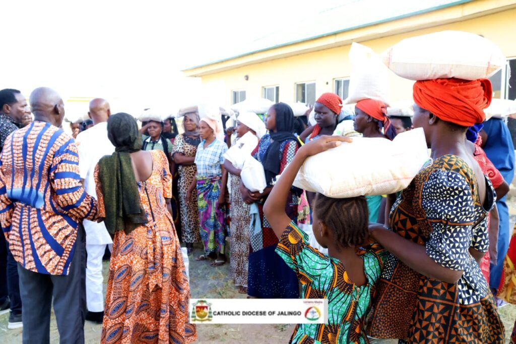 IDPs receiving bags of rice donated by Equipping The Persecuted. Photo by Mike Odeh James.