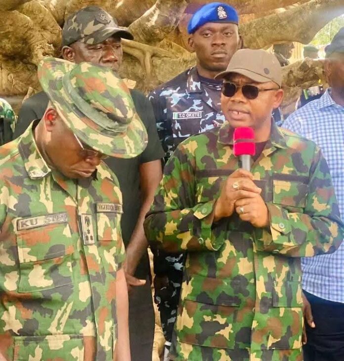 His Excellency, Usman Ododo, Executive Governor of Kogi state - holding microphone. Picture Courtesy: Egbe Mekun Media