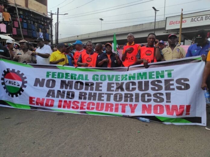 Cross section of Lagos Protesters holding a banner| Photo credit: M.Kiara