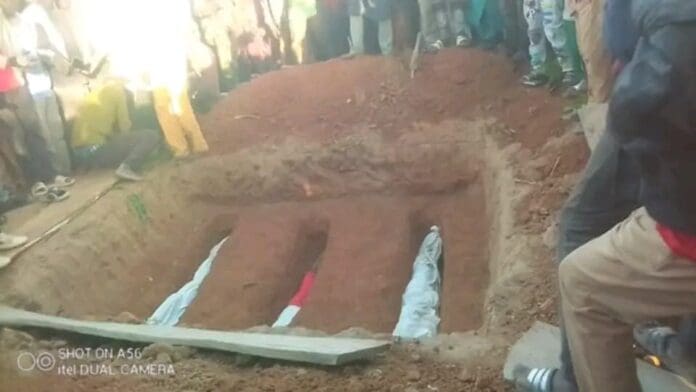 Bodies of three of the five slain vigilantes put in their graves for burial, Saturday afternoon at Bundu Kahugu (Credit: Luka Binniyat).