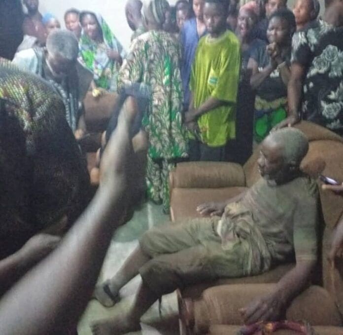 Ọba Simeon Olanipekun Oniwo of Afin after his release from the terrorists' den. Picture Courtesy: Egbe Mekun Media.