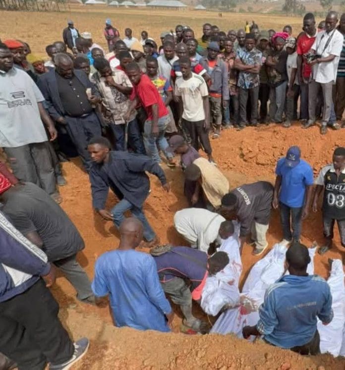 Families burying their dead after Fulani ethnic militia attacked Mbwelle village. Photo credit: X/@ezekieldachomo