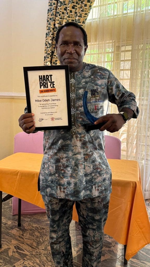 Truthnigeria's Mike Odeh James receiving HART Prize Award. Credit TruthNigeria.